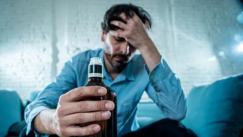 Алкоголик с бутылкой
